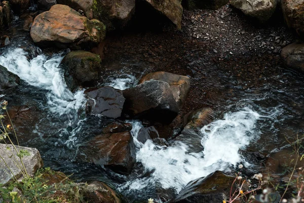 Bovenaanzicht Van Rotsen Buurt Van Stromende Beek Bos — Stockfoto