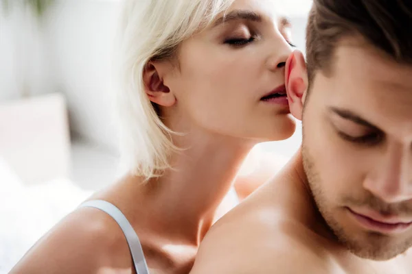 Selective Focus Attractive Blonde Woman Kissing Handsome Man Closed Eyes — Stock Photo, Image