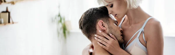 Colpo Panoramico Uomo Che Abbraccia Bacia Donna Bionda Reggiseno — Foto Stock