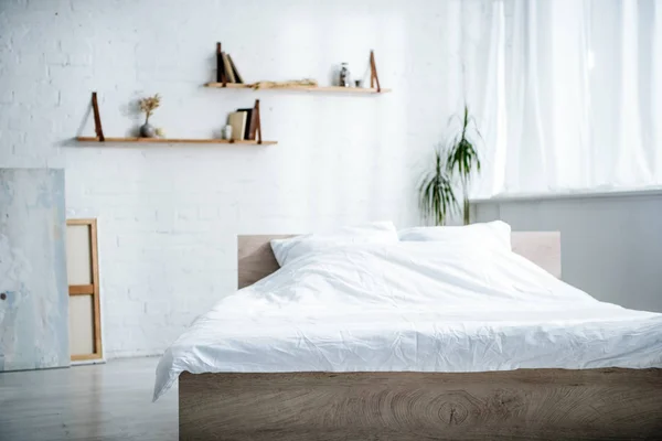 Interior Del Dormitorio Con Cama Almohadas Manta Estantes Plantas —  Fotos de Stock