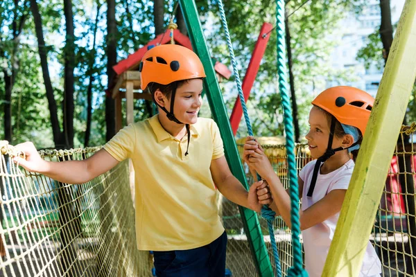 Glückliches Kind Mit Helm Schaut Entzückenden Jungen Abenteuerpark — Stockfoto