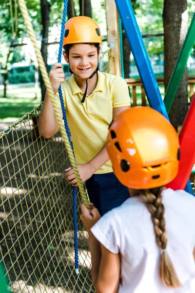 Enfoque Selectivo Niño Mirando Niño Casco Exterior — Foto de Stock