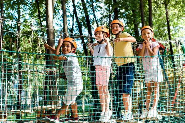 Meninos Multiculturais Felizes Perto Amigos Capacetes Parque Aventura — Fotografia de Stock