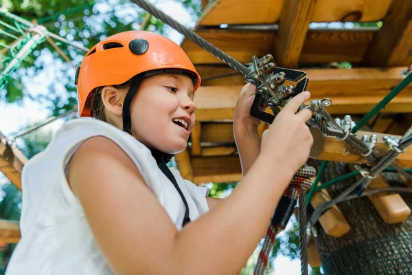 Blick Auf Glückliche Kinder Helm Die Sicherheitsausrüstung Abenteuerpark Berühren — Stockfoto