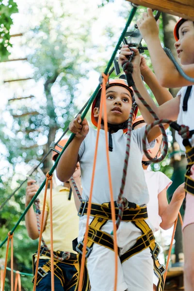 外に高さの設備のあるかわいい多文化の子供たちの選択的な焦点 — ストック写真
