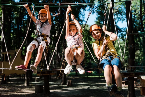 Crianças Multiculturais Felizes Trilha Corda Alta Fora — Fotografia de Stock