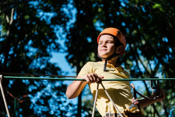 オレンジ色のヘルメットの外のかわいい子供の低角度ビュー — ストック写真