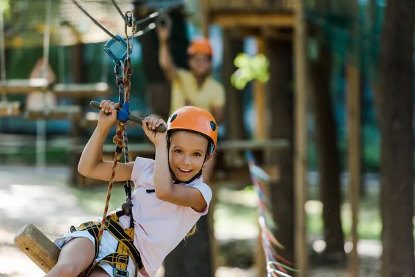 Enfoque Selectivo Niño Feliz Lindo Casco Parque Aventuras — Foto de Stock