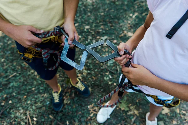 Shora Pohled Děti Bezpečnostním Vybavením Stojící Venku — Stock fotografie