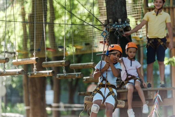 Heureux Afro Américain Garçon Équitation Sur Haute Corde Piste Extérieur — Photo