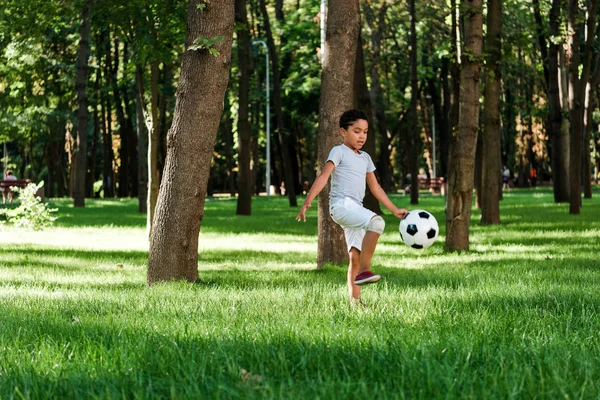 Söt Afrikansk Amerikansk Barn Spelar Fotboll Gräs — Stockfoto