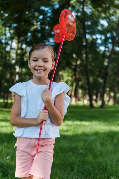 Criança Sorrindo Segurando Rede Borboleta Parque Verde — Fotografia de Stock