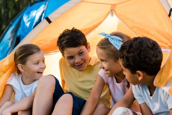 Niños Multiculturales Felices Sentados Campamento Amarillo — Foto de Stock