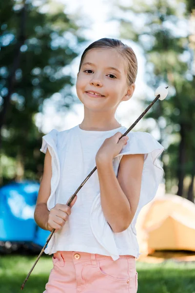 Happy Kid Smiling While Holding Twig Marshmallow Park — Stock Photo, Image