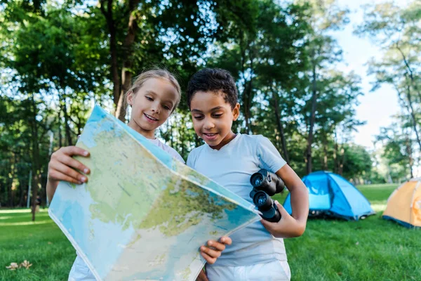 Fröhliche Multikulturelle Kinder Schauen Auf Die Karte Der Nähe Von — Stockfoto