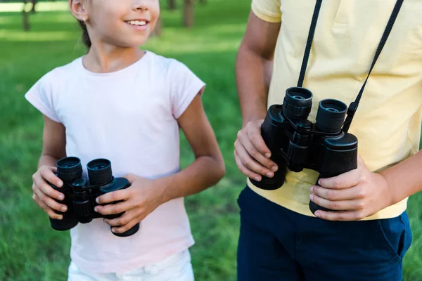 Ausgeschnittene Ansicht Eines Jungen Mit Fernglas Der Nähe Eines Fröhlichen — Stockfoto