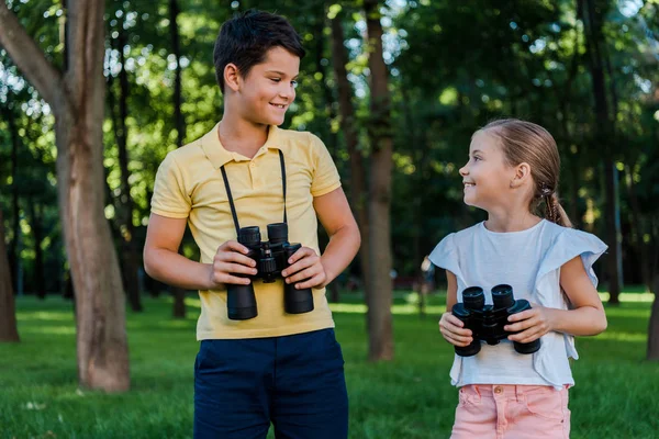 Vidám Fiú Nézi Aranyos Barátja Gazdaság Távcső Parkban — Stock Fotó