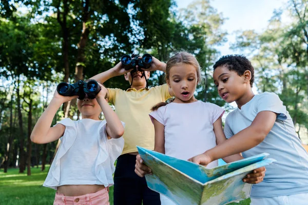 아이들은 공원에서 쌍안경으로 친구들 옆에서 아프리카 미국인 아이들 지도를 있었습니다 — 스톡 사진