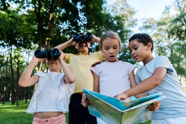 Surprised Kid Looking Map African American Boy Friends Binoculars Park — Stock Photo, Image