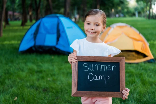 Criança Feliz Segurando Placa Giz Com Cartas Acampamento Verão — Fotografia de Stock