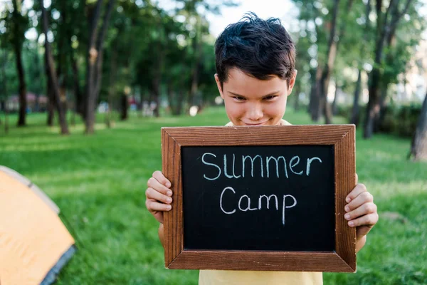 Entzückender Junge Mit Kreidetafel Und Sommerlager Briefen — Stockfoto