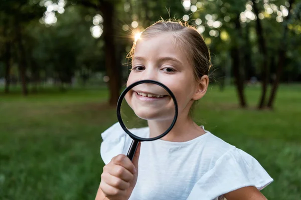 Happy Kid Holding Magnifier Face While Smiling Park — Stock Photo, Image