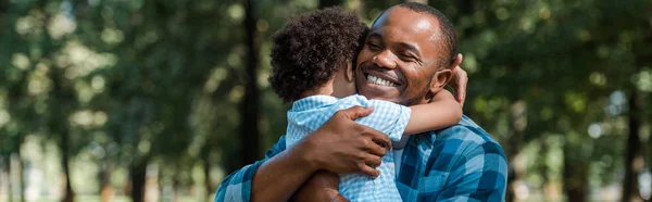 Mutlu Afrikalı Amerikalı Baba Oğlu Sarılma Panoramik Çekim — Stok fotoğraf