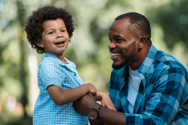 Boldog Afro Amerikai Apa Kezében Kézzel Aranyos Fia — Stock Fotó