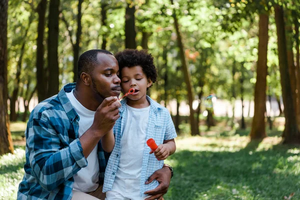 Bonito Afro Americano Pai Bonito Filho Soprando Bolha Sabão — Fotografia de Stock