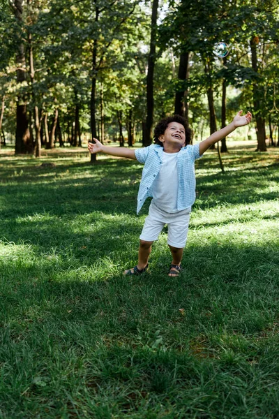 Heureux Afro Américain Gosse Avec Les Mains Tendues Dans Parc — Photo