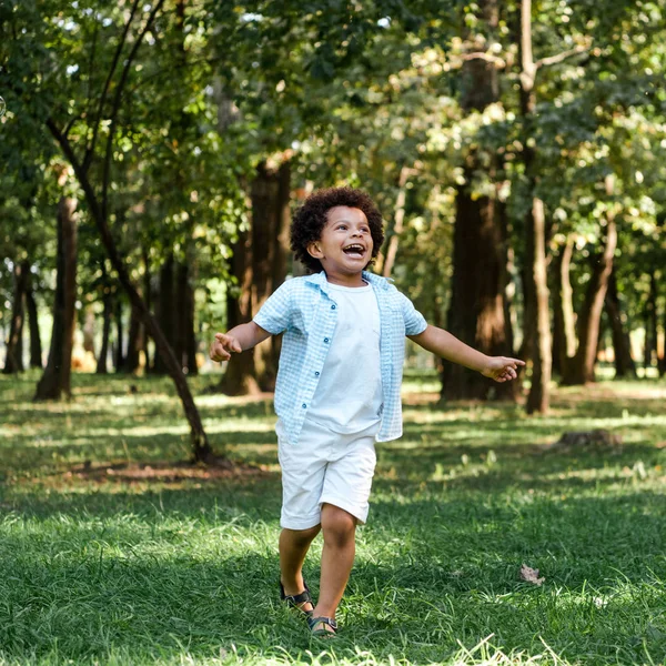 Lycklig Afrikansk Amerikansk Pojke Som Kör Grönt Gräs Parken — Stockfoto