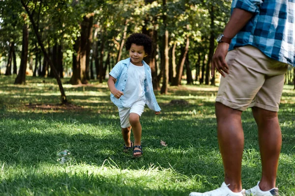 Vista Cortada Homem Americano Africano Que Está Perto Filho Feliz — Fotografia de Stock