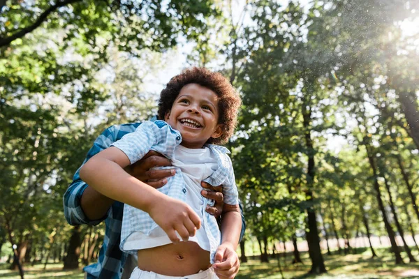 Vista Recortada Padre Sosteniendo Armas Adorable Afroamericano Hijo —  Fotos de Stock