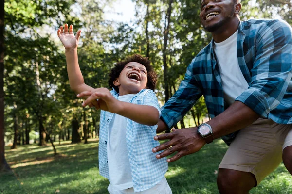 Pandangan Miring Positif African American Ayah Dekat Anak Bahagia Taman — Stok Foto