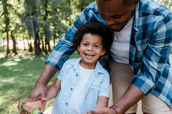 Bärtiger Vater Neben Glücklichem Afrikanisch Amerikanischem Sohn — Stockfoto