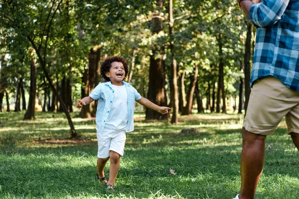 Ευτυχισμένος Αφρικανός Αμερικανός Παιδί Τρέξιμο Και Κοιτάζοντας Τον Πατέρα — Φωτογραφία Αρχείου
