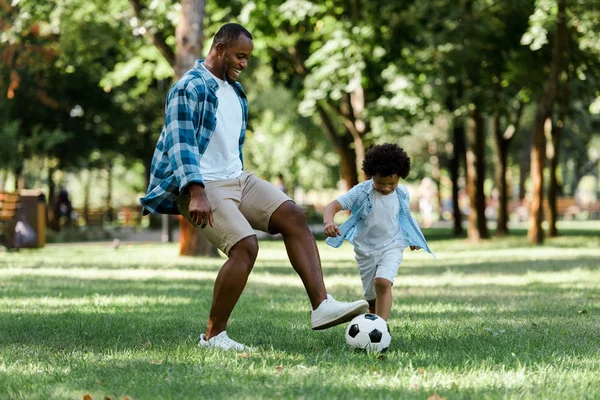 Glücklich Afrikanisch Amerikanischer Mann Spielt Fußball Mit Lockigem Sohn — Stockfoto