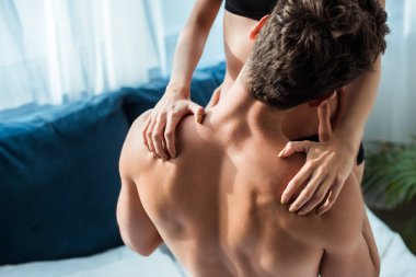 Siyah iç çamaşırlı seksi kadını öpen adamın arka planı. 