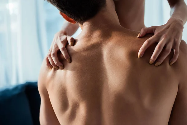 Vista Recortada Mujer Apasionada Rascarse Espalda Del Hombre —  Fotos de Stock