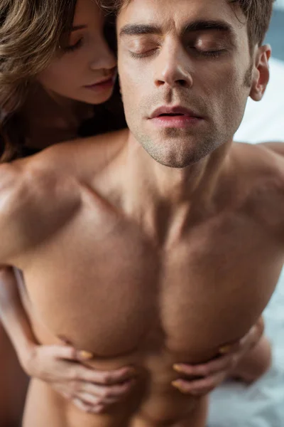 閉じた目でセクシーな男に触れる女性の選択的な焦点 — ストック写真