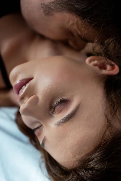 魅惑的な男の近くに目を閉じた女性の選択的な焦点 — ストック写真