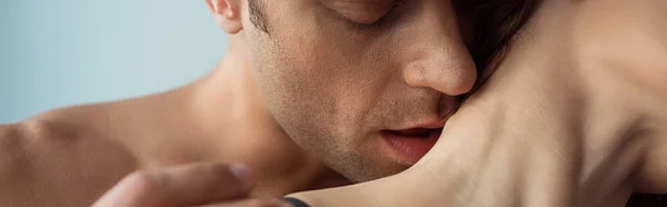 女の首にキスする魅惑的な男のパノラマ写真 — ストック写真