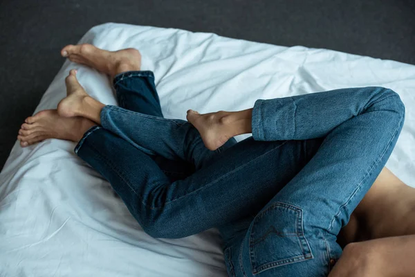 Bijgesneden Beeld Van Man Vrouw Spijkerbroek Liggend Bed — Stockfoto