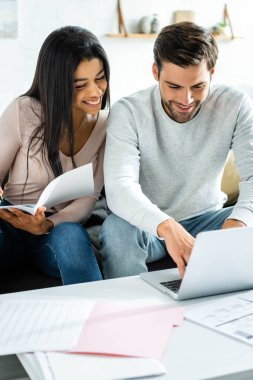 dairede dizüstü bilgisayar kullanarak evrak ve yakışıklı adam yapıyor afrikalı amerikalı kadın 