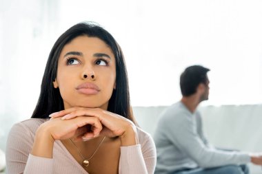 üzgün afro-amerikan kadın seçici odak dairede arıyor 