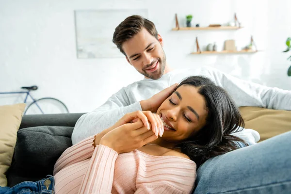 Afro Americano Mulher Bonito Homem Sorrindo Abraçando Apartamento — Fotografia de Stock