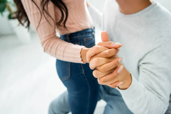 Vista Recortada Mujer Afroamericana Hombre Tomados Mano — Foto de Stock