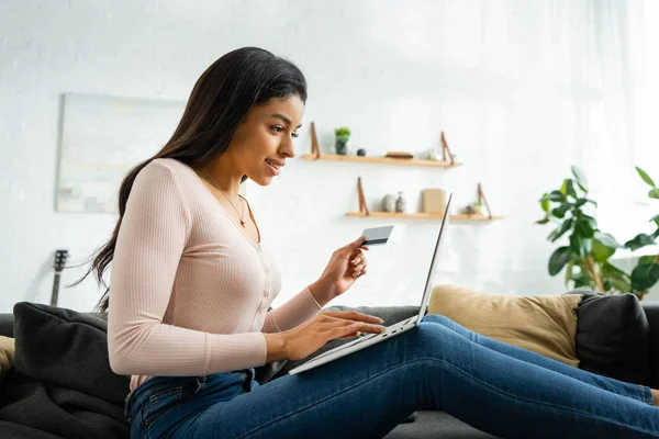 Side View Smiling African American Woman Holding Credit Card Using — Stock Photo, Image