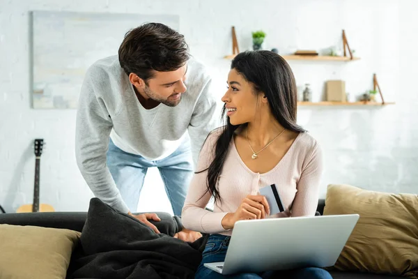 Afrikansk Amerikansk Kvinna Med Laptop Innehar Kreditkort Och Tittar Man — Stockfoto