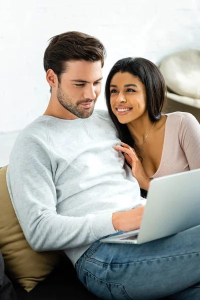 Glimlachend Afro Amerikaanse Vrouw Knappe Man Kijken Naar Laptop — Stockfoto